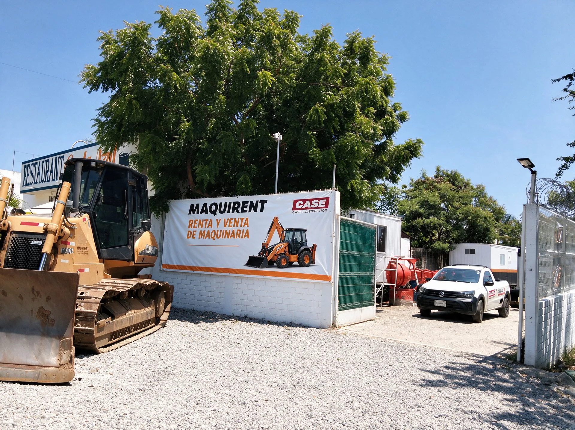 Entrada de Maquirent Puerto Escondido con bulldozer CASE y oficinas en el patio